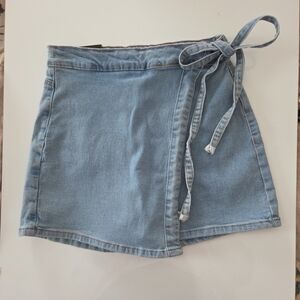 NWT BEBE Women’s 6/28 Light Wash Denim Skort Skirt Side Tie Bow